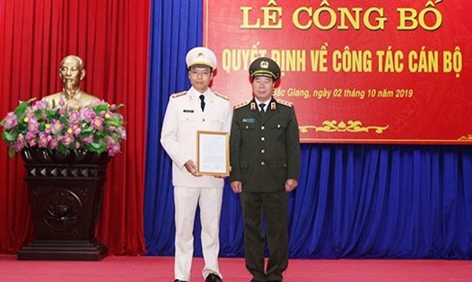 Thượng tướng Bùi Văn Nam trao quyết định cho thượng tá Nguyễn Quốc Toản. Ảnh VGP