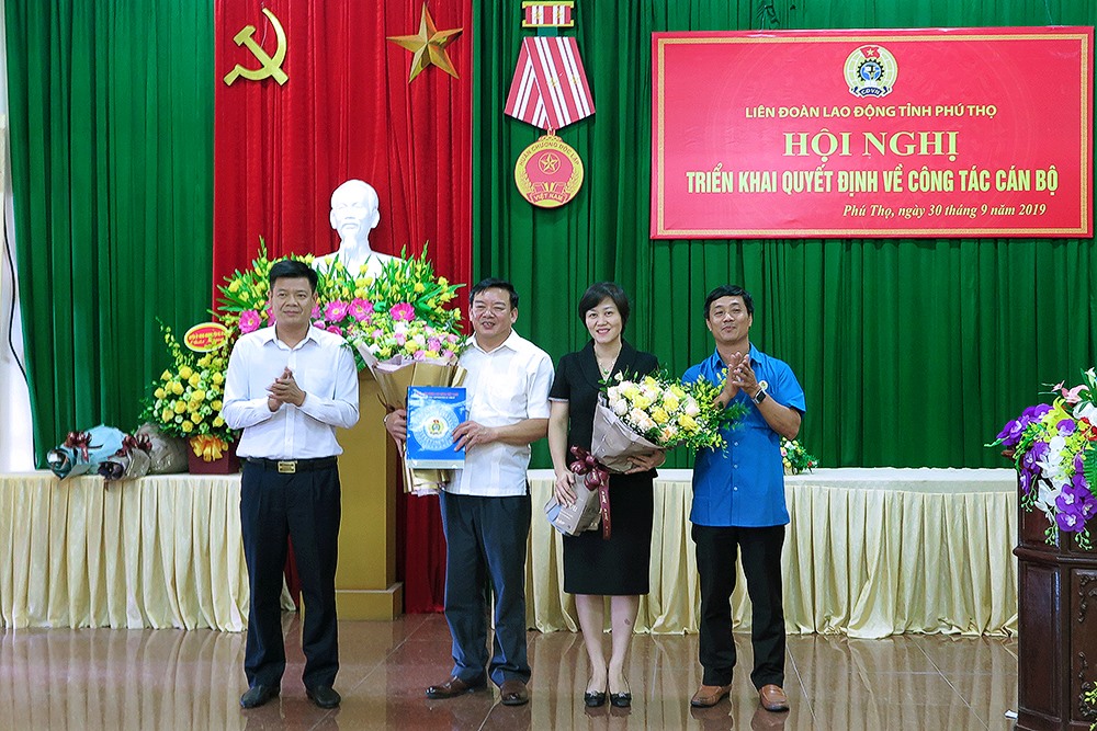 Lãnh đạo Ban Tổ chức Tổng LĐLĐ Việt Nam và Tỉnh ủy Phú Thọ trao quyết định và tặng hoa chúc mừng đồng chí Đỗ Thị Ngọc Ánh và đồng chí Nguyễn Ngọc Hướng nhận nhiệm vụ mới. Ảnh: Thanh Nga