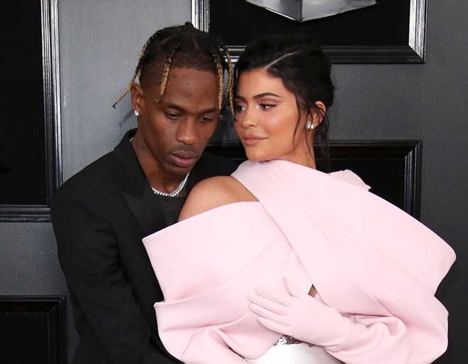 Kylie Jenner chia quyền nuôi con với bạn trai sau chia tay
