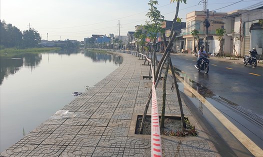 Khu vực dọc bờ hồ Bún Xáng không có lan can.
