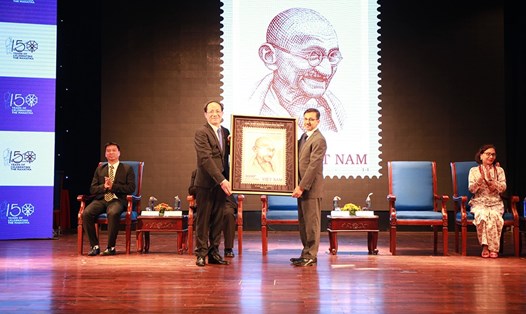 Thứ trưởng Phạm Anh Tuấn thay mặt Bộ TT&TT Việt Nam tặng Đại sứ quán Ấn Độ bức tranh phóng bộ tem.