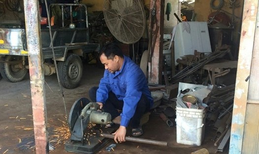 Thợ hàn, cắt nhôm kính, thỉnh giảng, bán hàng online... là những công việc giáo viên hợp đồng của Hà Nội đang làm sau khi bị mất việc.