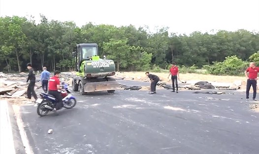 Nhân  viên Alibaba hung hăng chống đối và đập phá phương tiện của đoàn cưỡng chế vào tháng 6.2019 tại xã Tóc Tiên, thị xã Phú Mỹ (ảnh cắt từ clip).