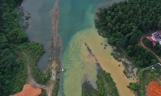 Khu vực hồ Đầm Bài - nơi chứa nước ngọt cung cấp cho nhà máy nước Sông Đà. Do công nhân đang nạo vét tại suối Trầm nên dòng nước chảy vào hồ có màu đục. Ảnh Tô Thế