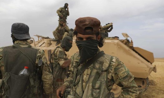 Chiến binh do Thổ Nhĩ Kỳ hậu thuẫn ở Ras al-Ayn, Syria. Ảnh: AP