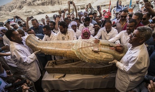 Các nhà khảo cổ Ai Cập mở quan tài xác ướp. Ảnh: AFP