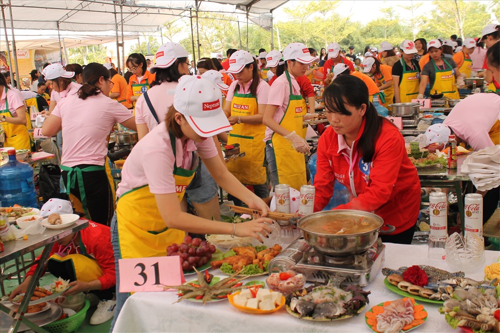 Công nhân Cty Regina hứng khởi tham gia cuộc thi nấu ăn. Ảnh MD