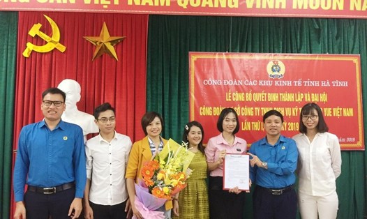 Trao quyết định thành lập CĐCS sở Công ty TNHH Dịch vụ Kỹ thuật Bao Yue Việt Nam. Ảnh: CĐ
