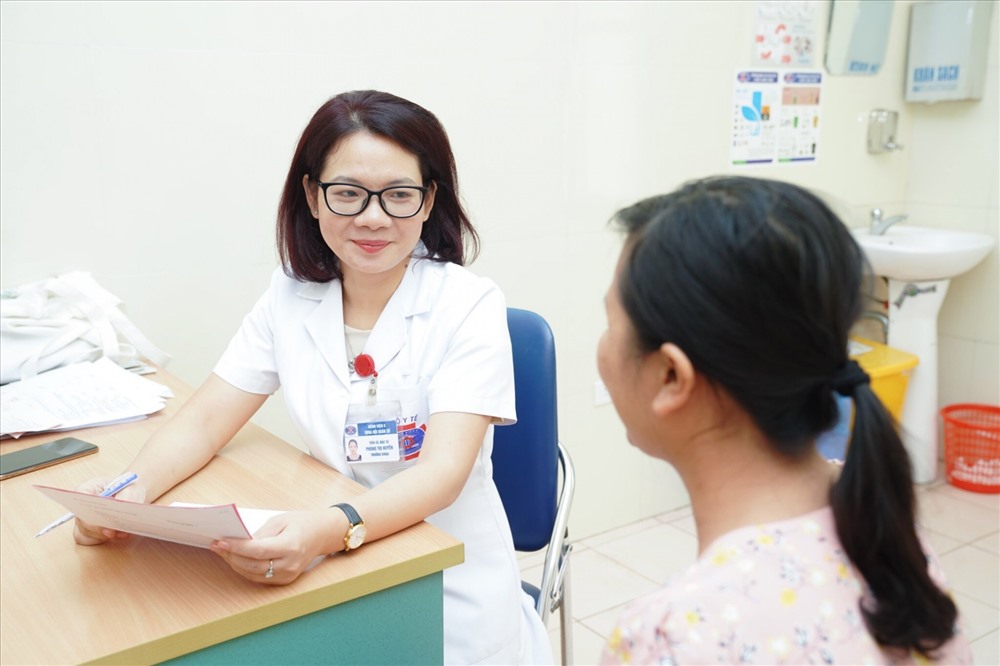 TS.BS Phùng Thị Huyền – Trưởng khoa Nội 6, Bệnh viện K tư vấn cho chị em hiểu về bệnh ung thư vú.