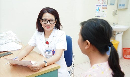 TS.BS Phùng Thị Huyền – Trưởng khoa Nội 6, Bệnh viện K tư vấn cho chị em hiểu về bệnh ung thư vú.