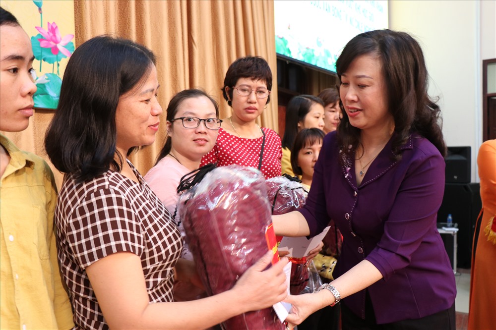 Đồng chí Đào Hồng Lan, Ủy viên Dự khuyết Trung ương Đảng, Phó Bí thư Tỉnh ủy Bắc Ninh trao quà cho nữ CNVCLĐ có hoàn cảnh khó khăn.