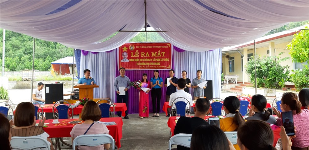 Lãnh đạo Liên đoàn Lao động huyện Bắc Quang (Hà Giang) trao quyết định thành lập và tặng hoa cho Ban Chấp hành Công đoàn cơ sở lâm thời Công ty Thái Hoàng.