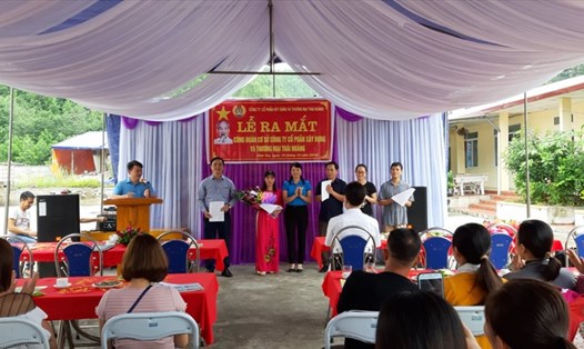 Lãnh đạo Liên đoàn Lao động huyện Bắc Quang (Hà Giang) trao quyết định thành lập và tặng hoa cho Ban Chấp hành Công đoàn cơ sở lâm thời Công ty Thái Hoàng.