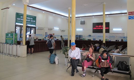 Ngày đầu tiên mở bán vé tàu Tết Nguyên đán 2020 Ga Hà Nội rất vắng khách. Ảnh: T.T