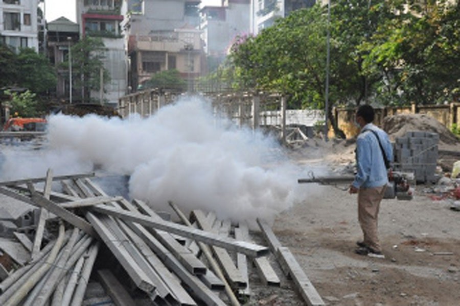 Phun thuốc diệt muỗi tại các điểm nóng ở Hà Nội. Ảnh: SYT HN