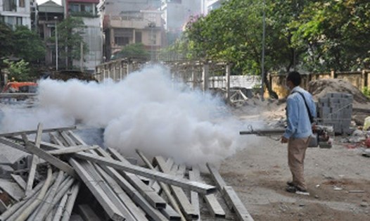 Phun thuốc diệt muỗi tại các điểm nóng ở Hà Nội. Ảnh: SYT HN