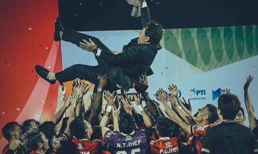TPHCM ăn mừng ngôi vị Á quân sau vòng 25 V.League 2019. Ảnh: HOÀI THU