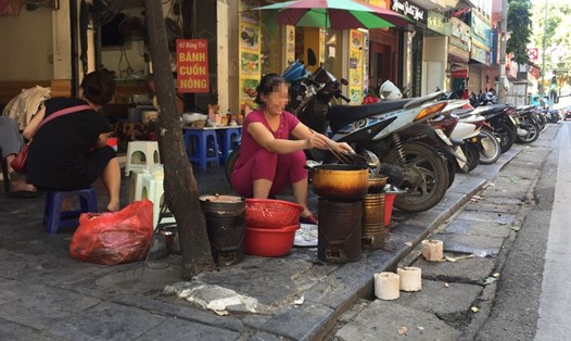 Hà Nội đề nghị các địa phương tăng cường vận động nhân dân không dùng than tổ ong (ảnh chụp ngày 20.10 trên phố Nguyễn Thị Định). Ảnh: PV