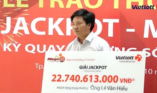 Ông Lê Văn Hiểu - chủ nhân giải Vietlott trị giá gần 23 tỉ đồng. Nguồn: Vietlott