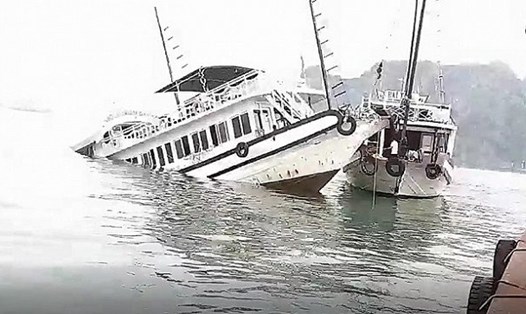 Tàu du lịch Viola QN 2972 bị tàu chở đá đâm chìm trên vịnh Hạ Long. Ảnh: Cắt từ video clip