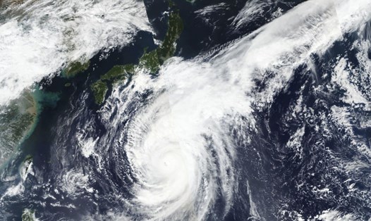 Hai cơn bão liên tiếp đang hướng vào Nhật Bản. Ảnh: AP.