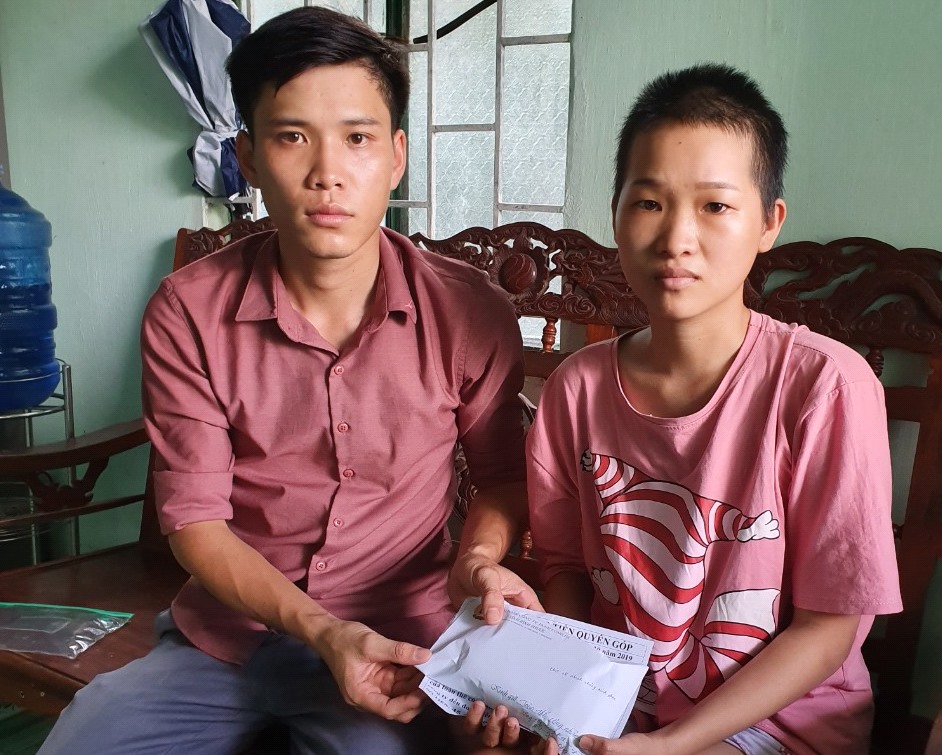 Đồng chí Nguyễn Ngọc Sang – Cán bộ Chuyên trách CĐCS Công ty Long Fa trao số tiền cho gia đình đoàn viên Phạm Thị Tuyết Hạnh.