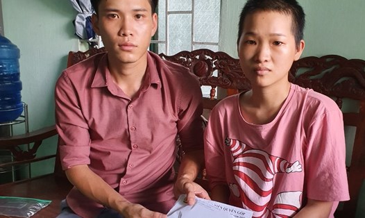 Đồng chí Nguyễn Ngọc Sang – Cán bộ Chuyên trách CĐCS Công ty Long Fa trao số tiền cho gia đình đoàn viên Phạm Thị Tuyết Hạnh.