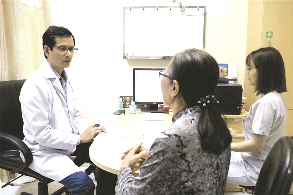 Bác sĩ đang tư vấn cho người bệnh Parkinson.