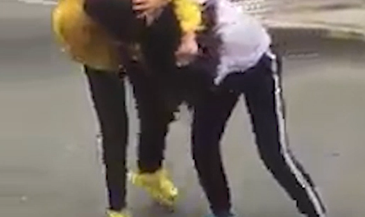 Học sinh túm tóc đánh nhau vì màu sắc của đôi giầy -  Ảnh cắt ra từ clip.