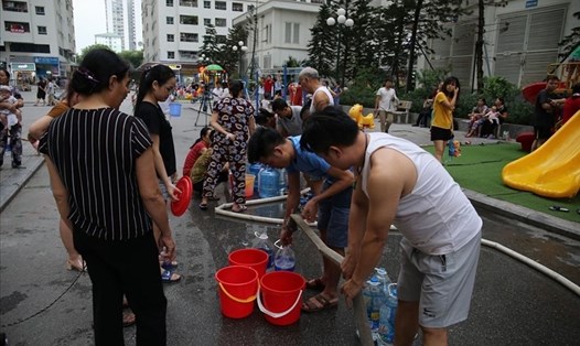 Chiều tối 15.10, Công ty Nước sạch Hà Nội ra thông báo khẩn về việc hỗ trợ cấp nước cho các khu vực dân cư bị ảnh hưởng từ nguồn nước mặt sông Đà.  Ảnh: Sơn Tùng