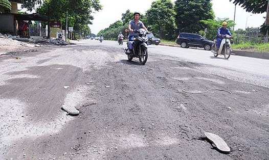 Đường gom đại lộ Thăng Long xuống cấp nghiêm trọng cần phải sửa chữa.