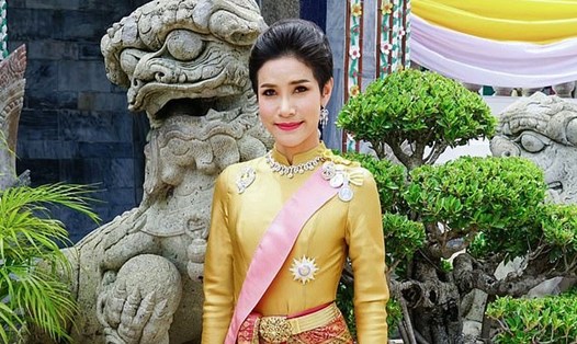 Hoàng quý phi Sineenat Wongvajirapakdi bị tước bỏ mọi tước hiệu. Ảnh: AFP/Getty.