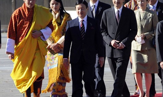 Quốc vương Bhutan và Hoàng hậu (mặc đồ màu vàng) được các thành viên hoàng gia Nhật Bản tiếp đón trong một chuyến thăm Nhật Bản. Ảnh: Kyodo.