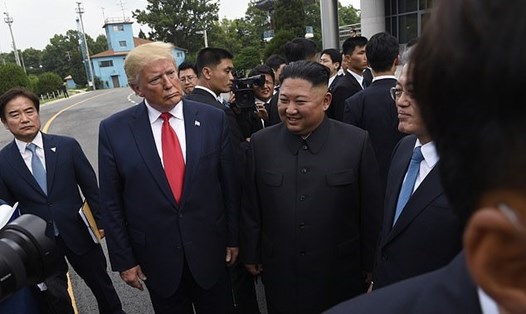 Tổng thống Donald Trump gặp nhà lãnh đạo Triều Tiên ngày 30.6.2019 tại làng đình chiến Bàn Môn Điếm. Ảnh: AP