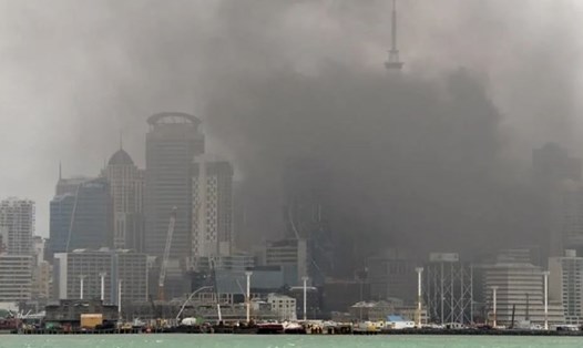 Khói bụi mù mịt ở Auckland (New Zealand) trong vụ cháy trung tâm hội nghị Sky City. Ảnh: CNA.