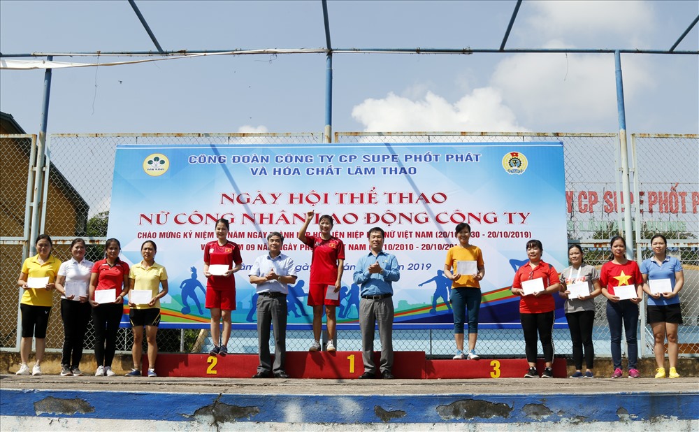 Cán bộ Công đoàn Công nghiệp Hoá chất Việt Nam trao phần thưởng cho nữ công nhân tại Ngày hội thể thao nữ công nhân Cty supe phốt phát và hoá chất Lâm Thao. Ảnh: M.H