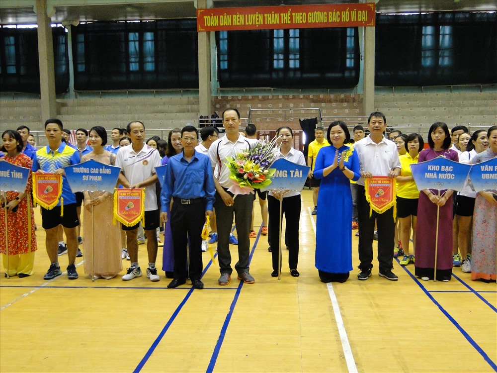 Lãnh đạo LĐLĐ tỉnh, Công đoàn Viên chức tỉnh tặng cờ lưu niệm cho các đơn vị tham gia thi đấu. Ảnh: B.Mạnh