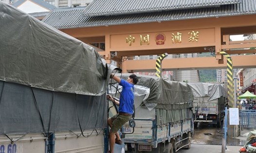 Xe chở nông sản tập kết chờ làm thủ tục thông quan tại cửa khẩu Tân Thanh (Lạng Sơn). Ảnh: KHƯƠNG LỰC