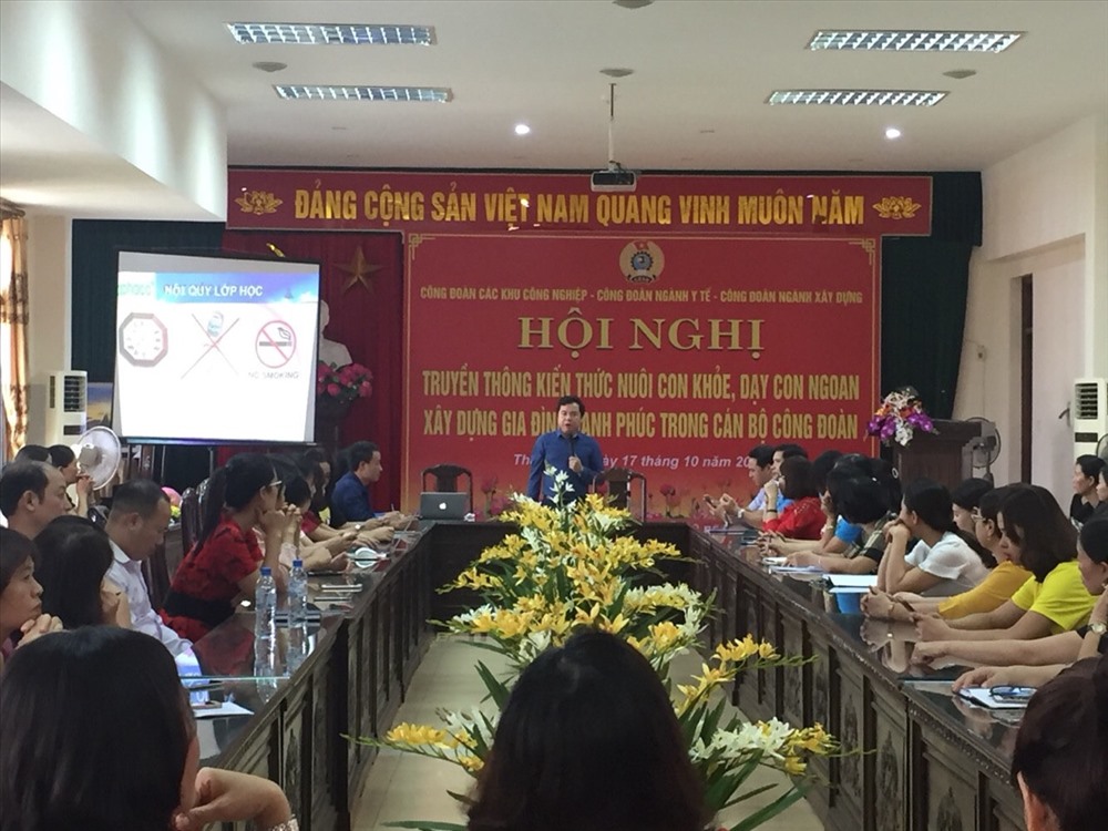 Đồng chí giảng viên Trường Đại học sư phạm Hà Nội truyền đạt nội dung tại hội nghị. Ảnh: B.Mạnh