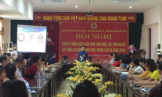 Đồng chí giảng viên Trường Đại học sư phạm Hà Nội truyền đạt nội dung tại hội nghị. Ảnh: B.Mạnh