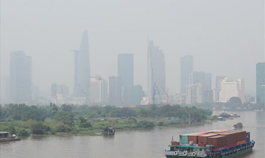 Đến trưa ngày 22.10, nhiều tòa nhà cao tầng ở trung tâm TP.Hồ Chí Minh vẫn bị lớp mù bao phủ.  Ảnh: M.Q
