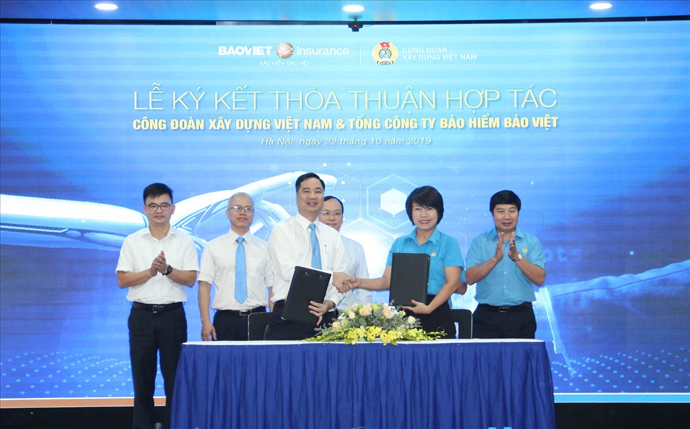 Chủ tịch Công đoàn Xây dựng Việt Nam Nguyễn Thị Thủy Lệ và Tổng Giám đốc Tổng Công ty Bảo hiểm Bảo Việt Nguyễn Xuân Việt ký kết thỏa thuận hợp tác.