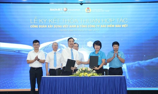 Chủ tịch Công đoàn Xây dựng Việt Nam Nguyễn Thị Thủy Lệ và Tổng Giám đốc Tổng Công ty Bảo hiểm Bảo Việt Nguyễn Xuân Việt ký kết thỏa thuận hợp tác.