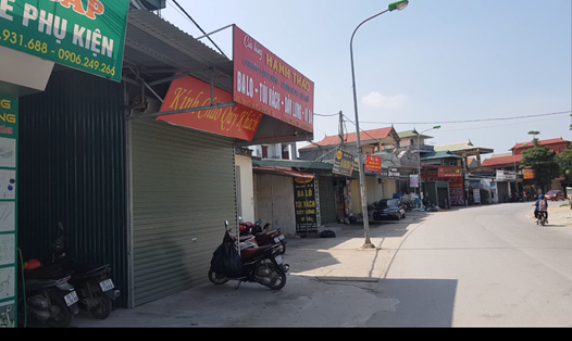 Cả khu "phố đồ hiệu" ở Tiểu khu Thao Chính (Sơn Hà, Phú Xuyên, Hà Nội) đóng cửa im lìm khi lực lượng chức năng vừa xuất hiện. Ảnh: Đ.T