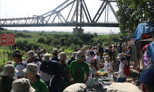 Hàng trăm tình nguyện viên tham gia dọn rác ở chân cầu Long Biên. Ảnh Trần Thùy