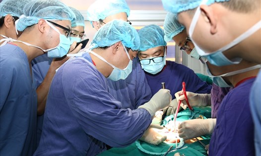 Ca phẫu thuật đặt hang nhân tạo cho bệnh nhân B. Ảnh do BV cung cấp.