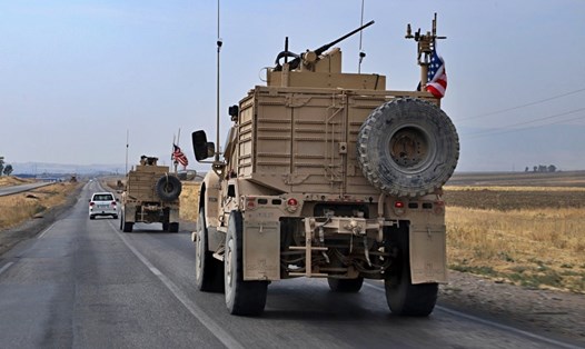 Một đoàn xe quân sự của Mỹ tiến tới gần Dahuk, Iraq hôm 21.10. Ảnh: AP.