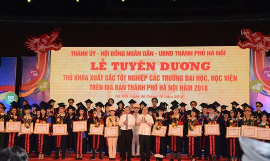 Năm 2019 là năm thứ 17 liên tiếp TP Hà Nội tổ chức tuyên dương các thủ khoa xuất sắc tốt nghiệp các trường đại học, học viện trên địa bàn thành phố. Ảnh: HN