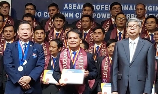 GS.TSKH Đặng Vũ Minh (bìa phải), Chủ tịch Liên hiệp các Hội khoa học và Kỹ thuật Việt Nam và  TS Andy Seo Kian Haw (bìa trái), Chủ tịch Hội đồng đăng bạ Kỹ sư ASEAN, trao chứng chỉ “Kỹ sư chuyên nghiệp ASEAN”, cho các kỹ sư của EVNHCMC. Ảnh Nam Dương
