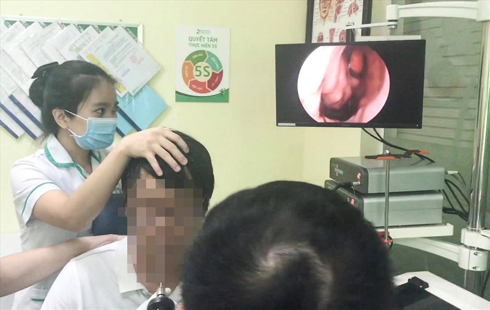 Các bác sĩ tiến hành gắp dị vật cho bệnh nhân.